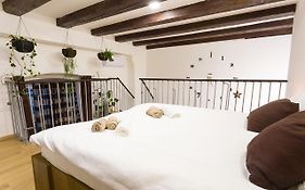Sweet getaway loft - new, central&parking